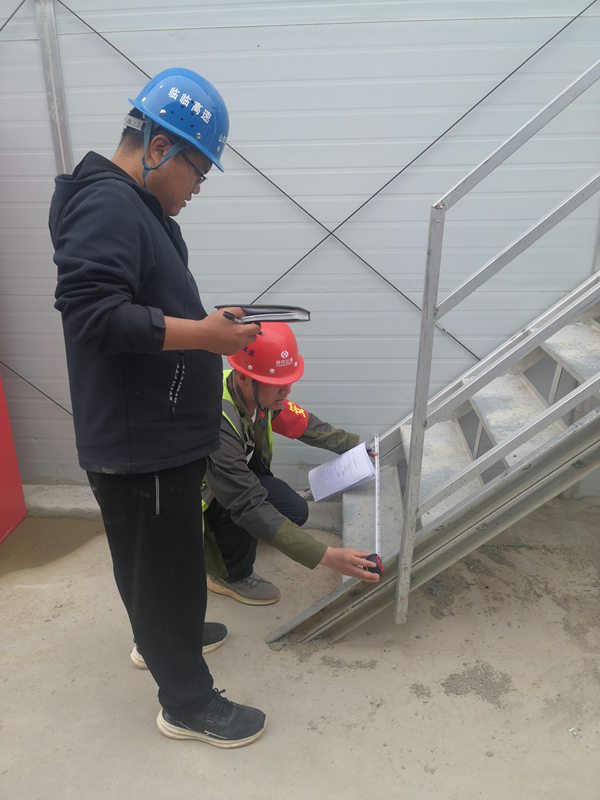 臨臨項(xiàng)目開展自建板房安全隱患排查