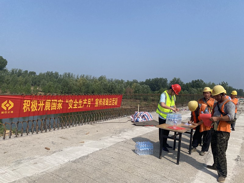 郯城G205項目組織進行“安全生產(chǎn)咨詢?nèi)铡被顒? /> 
          </div> 
         </div> 
         <div   id=