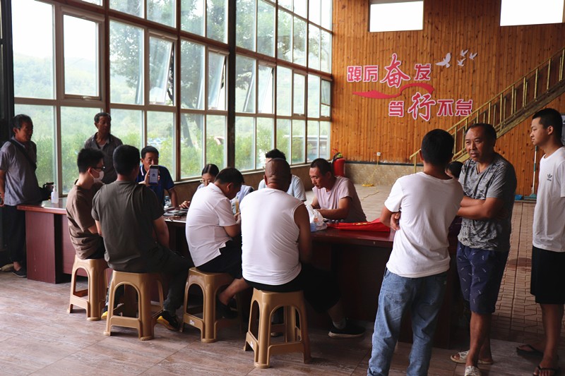 臨臨高速六標邀請威海市商業(yè)銀行工作人員為 新進場農(nóng)民工工友辦理工資卡