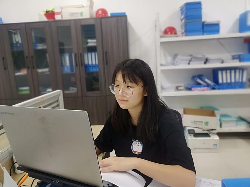 我是魯中公路的新兵：臨臨高速項目部新員工李慧潔