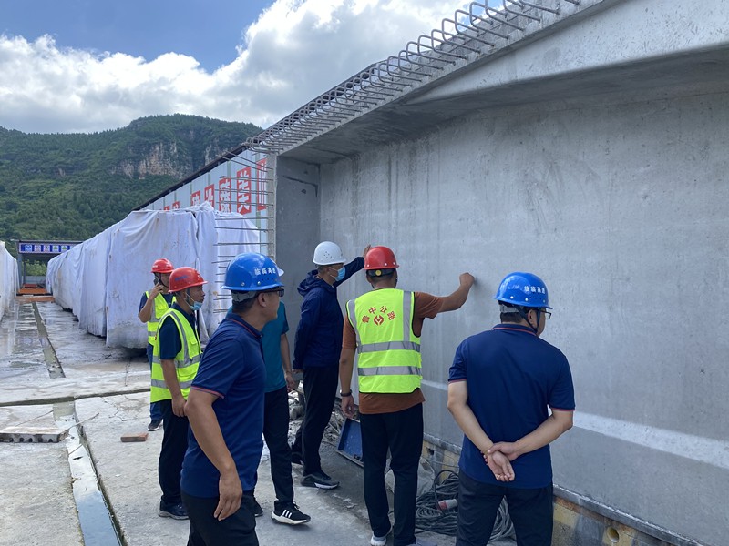 臨臨高速項(xiàng)目辦、總監(jiān)辦領(lǐng)導(dǎo)蒞臨 臨臨高速六標(biāo)現(xiàn)場(chǎng)督促施工 加快工程進(jìn)度