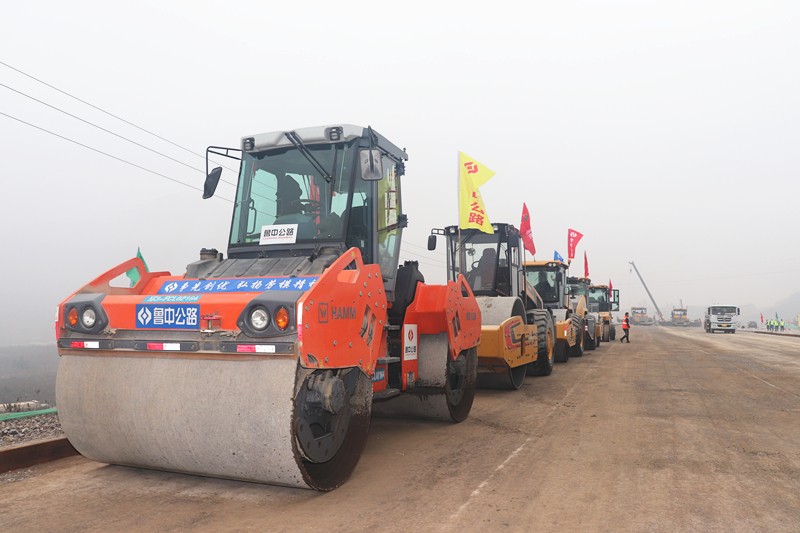 排放整齊的機械設備_副本