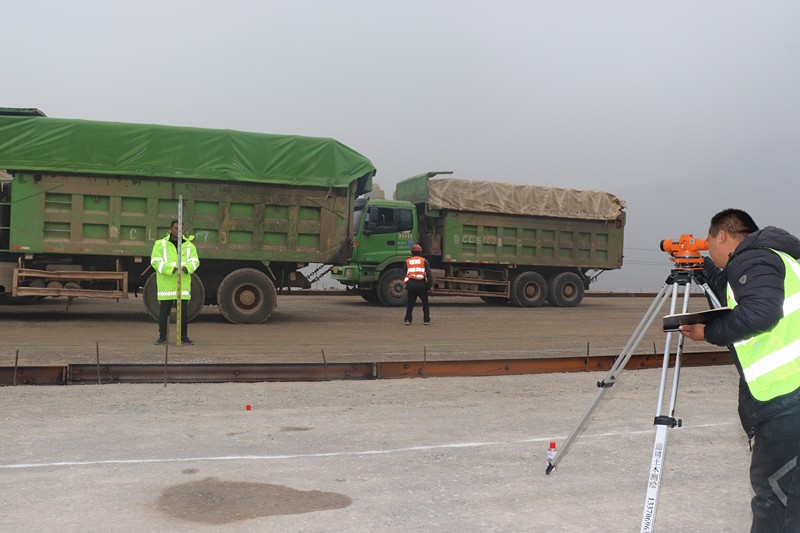 測量人員測量中_副本