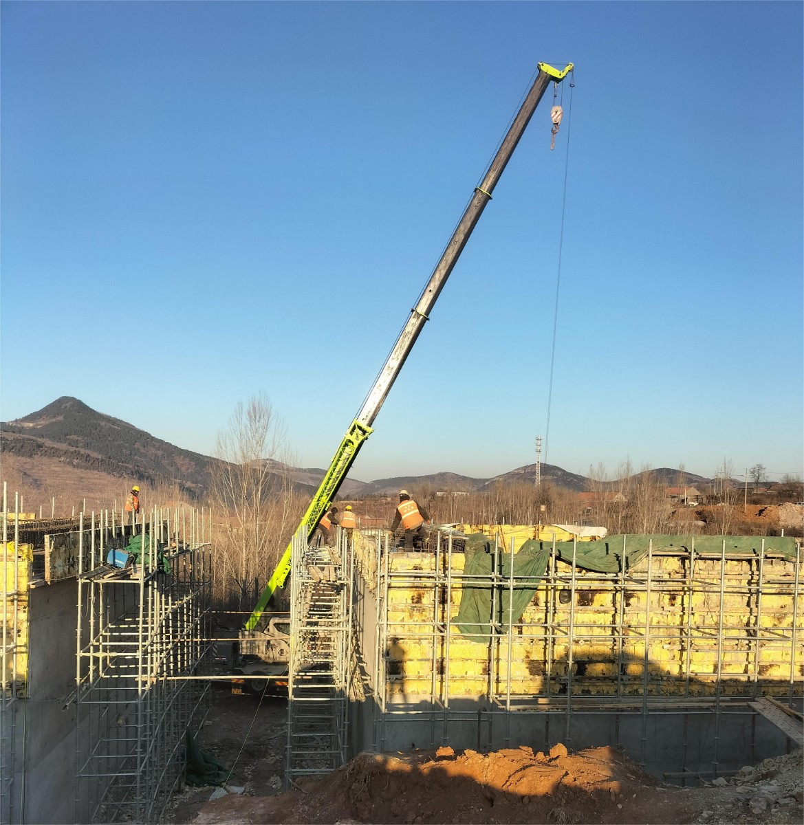 沂源南互通FK1+424汽車通道臺帽支模板