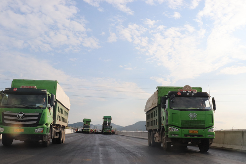 臨臨高速六標進入SMA-13瀝青混凝土施工階段