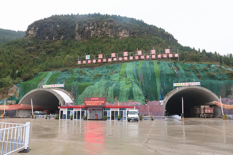 虎山隧道進(jìn)口_副本 虎山隧道進(jìn)口_副本
