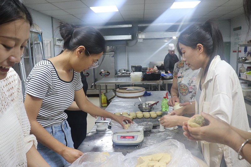 臨臨高速六標(biāo)舉行“月圓中秋·情暖職工”手工制作月餅活動(dòng)