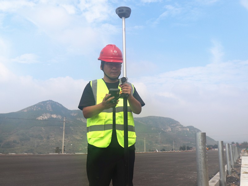 1、測(cè)量員侯風(fēng)濤用GPS進(jìn)行放樣_副本