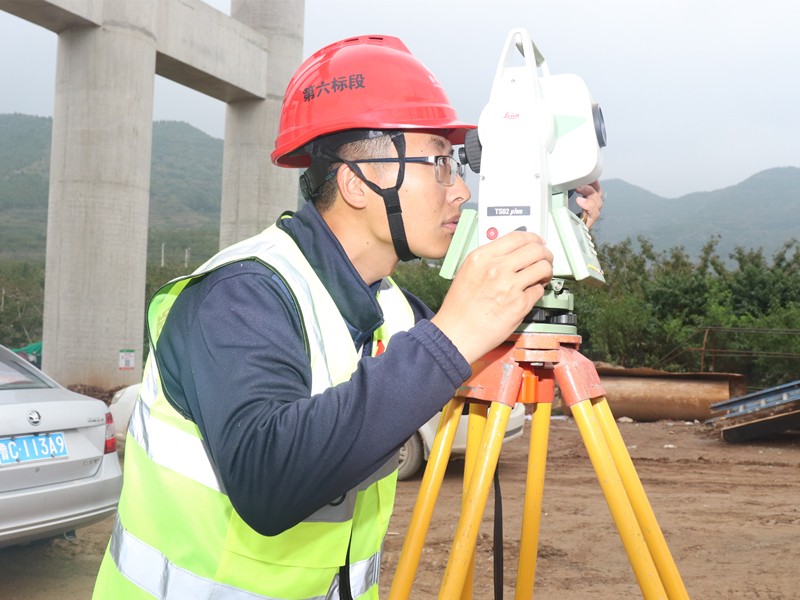 2、測(cè)量員孫垂斌正在瓦日鐵路公鐵立交處用全站儀進(jìn)行坐標(biāo)放樣_副本