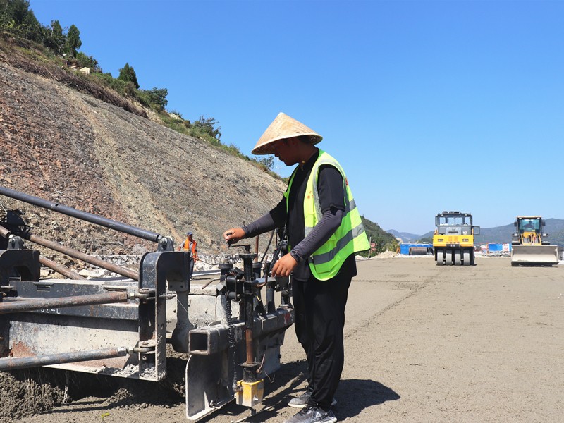 2、基層施工員鄭曰發(fā)根據(jù)現(xiàn)場(chǎng)實(shí)際微調(diào)攤鋪機(jī)控制攤鋪質(zhì)量_副本