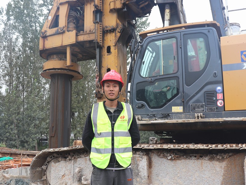 2、施工員郭健超堅(jiān)守在Y021分離立交橋施工處_副本