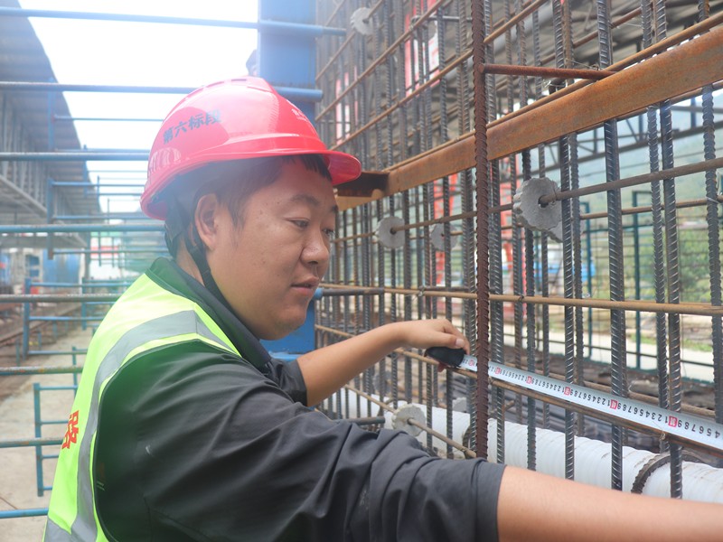 5、施工員任國相在梁場(chǎng)檢查鋼筋籠鋼筋間距_副本
