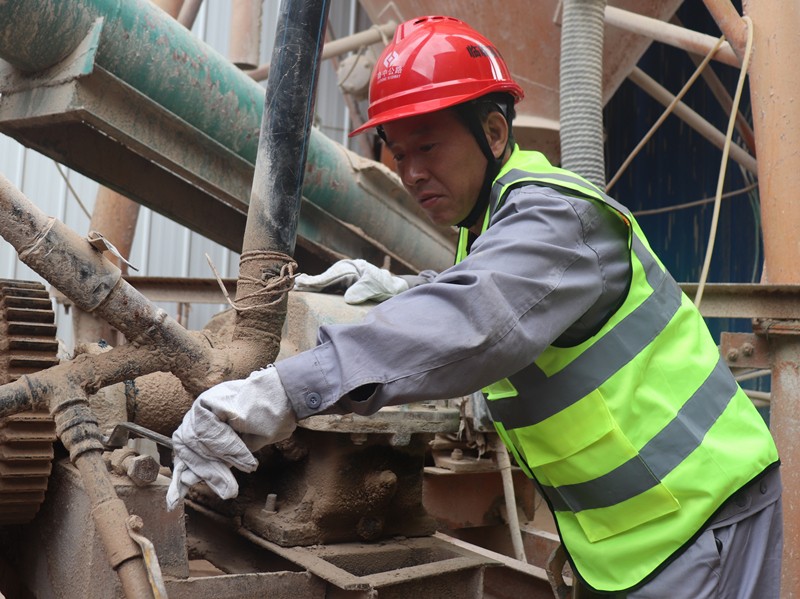 1、油層拌合站侯傳利正在檢修設(shè)備_副本