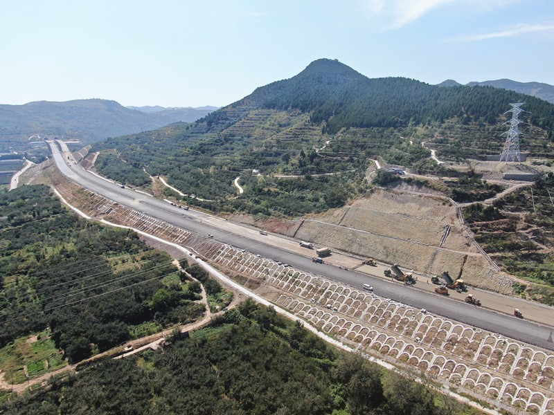 3、韓王崮隧道進(jìn)口、基層施工、邊坡防護(hù)_副本