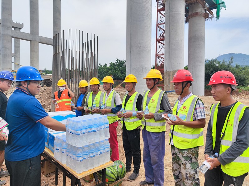 6-4、6月16日臨臨高速六標(biāo)開展“安全生產(chǎn)月”宣傳咨詢?nèi)蒸邞?zhàn)酷暑送清涼活動_副本