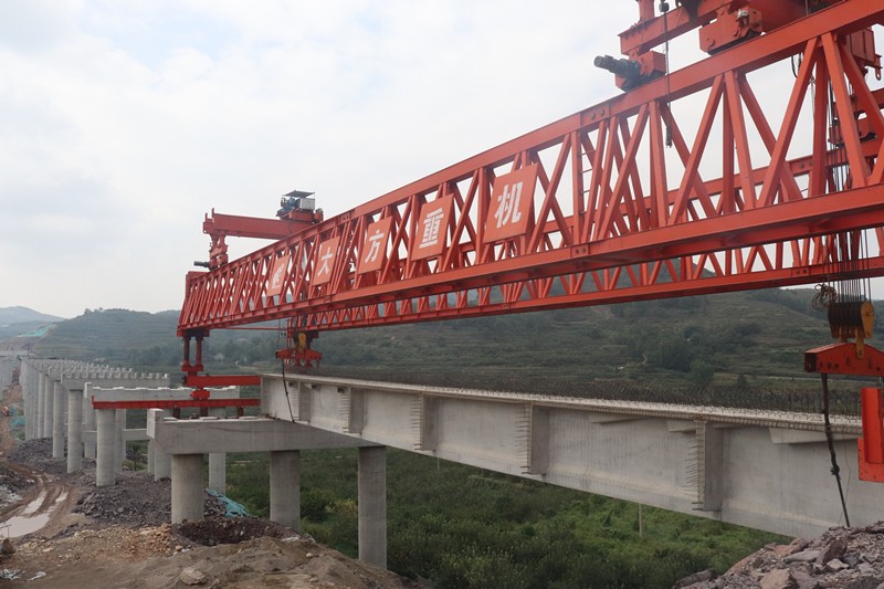 9-3、9月13日臨臨高速六標(biāo)馬莊河大橋首片梁板順利架設(shè)_副本