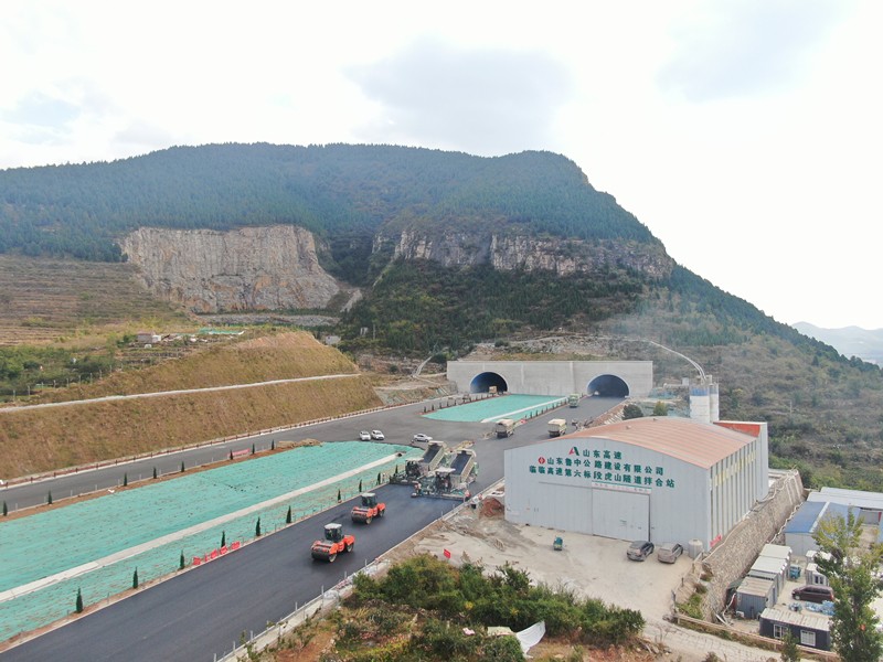 10-2、10月10日臨臨高速六標(biāo)進(jìn)入瀝青上面層施工階段_副本