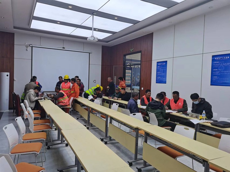 臨臨高速六標(biāo)邀請威海銀行工作人員為新進(jìn)場工人辦理工資卡