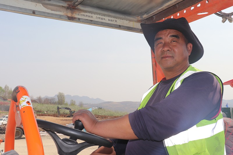 一專多能的施工員趙成勇從事壓路機(jī)工作_副本