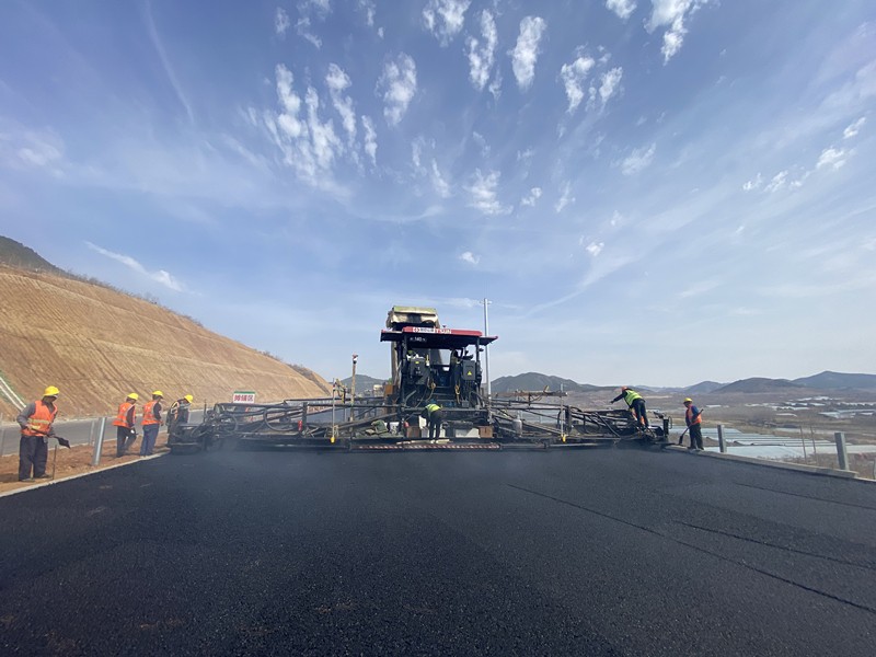 臨臨高速六標(biāo)段右幅柔性基層、下面層全線貫通