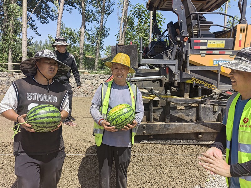 路源新材料開(kāi)展防暑降溫送清涼活動(dòng)