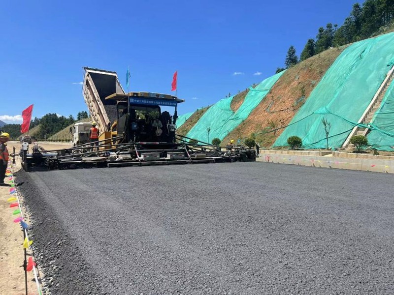 遂大高速C1標(biāo)段級(jí)配碎石試驗(yàn)段圓滿完成