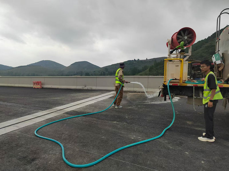 水車清掃路面——孫垂斌（左）、王鵬程（右）_副本