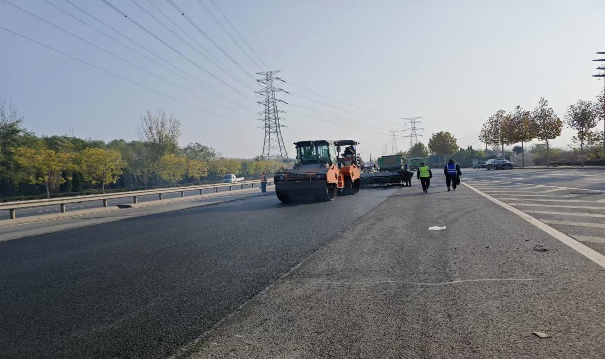 霜寒無阻，鋪筑暢途