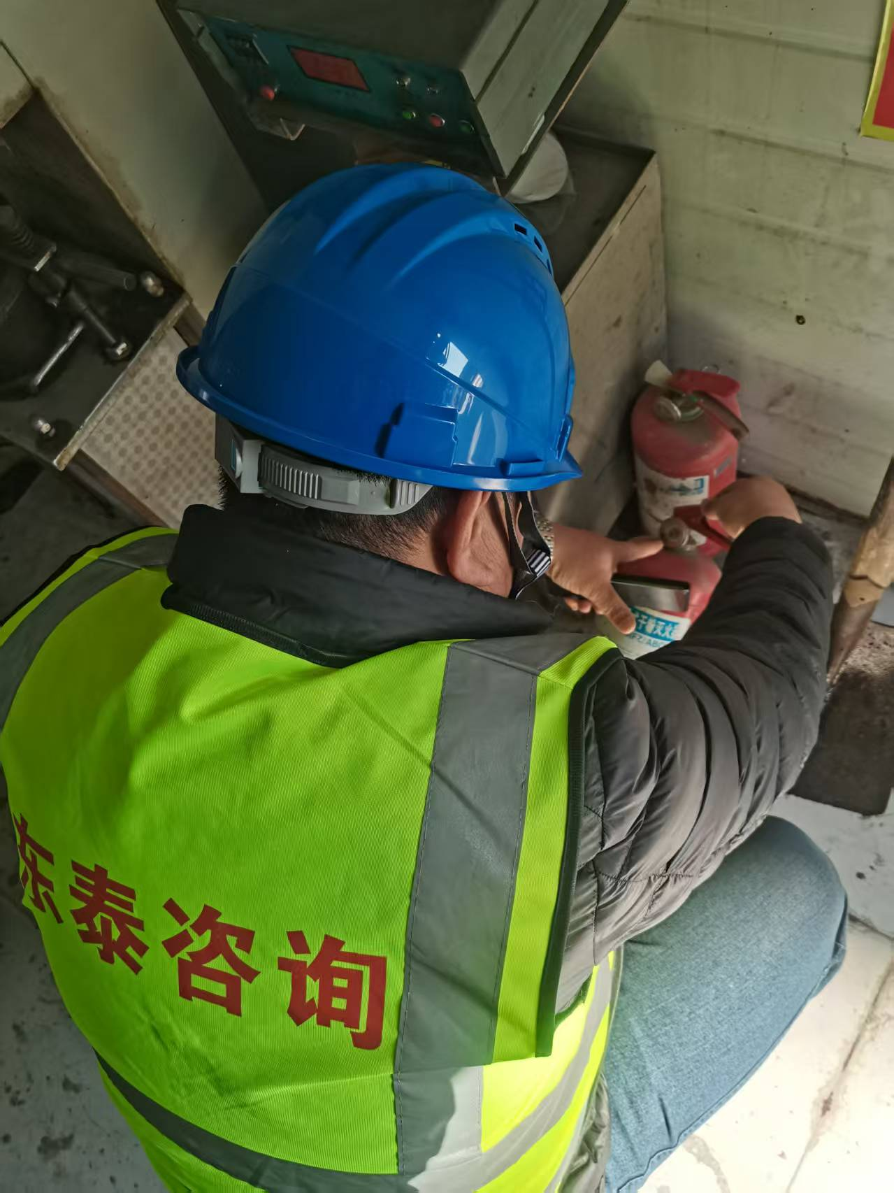 程總監(jiān)辦對(duì)S232張魯線博山區(qū)王家莊至沂源草埠段修復(fù)養(yǎng)護(hù)工拌合站進(jìn)行開工前安全環(huán)保檢查