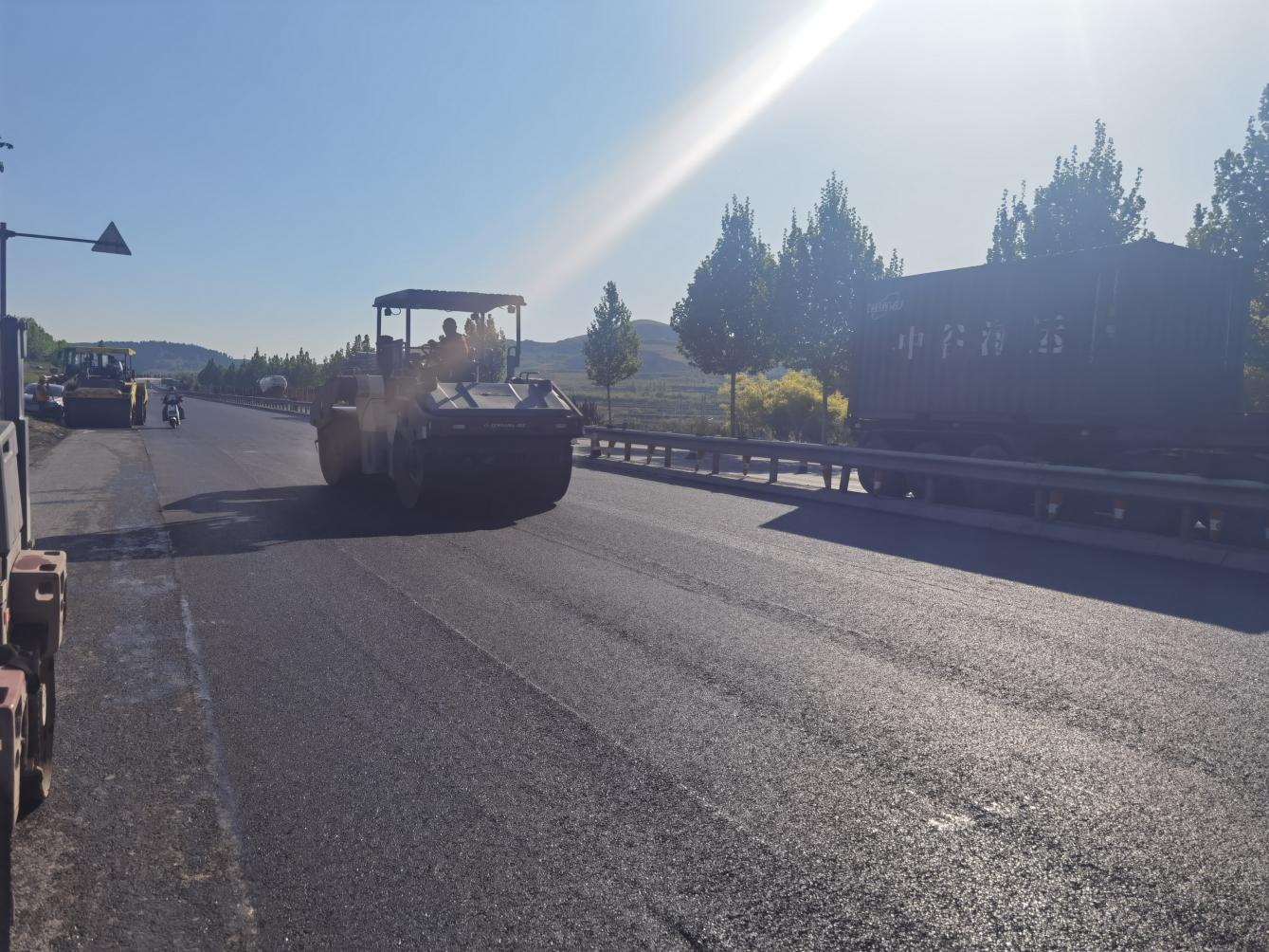 【一提三?！縎102大中修養(yǎng)護(hù)工程全線攤鋪完成