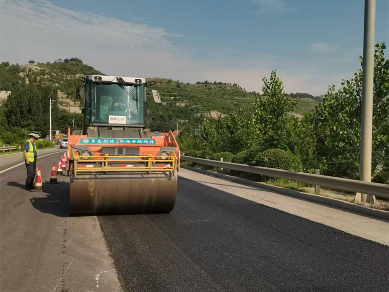 S231張臺(tái)線主線面層攤鋪完成