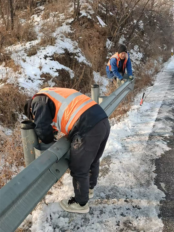 國(guó)省道上的“生命防線”：波形護(hù)欄施工筑牢出行安全屏障