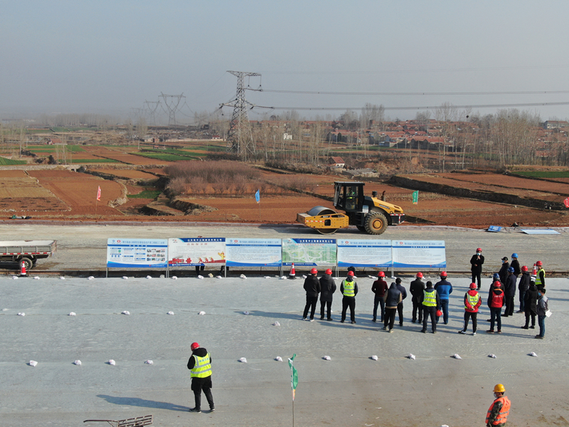 青蘭萊泰改擴建工程總監(jiān)辦組織觀摩路面基層施工