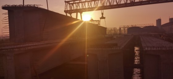 第二工程公司G2項目晝夜奮戰(zhàn)，膠新鐵路橋順利架通