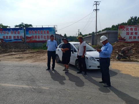 第二工程公司李莊鎮(zhèn)工業(yè)園路景觀綠化工程施工進行時