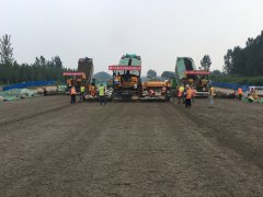 淄河大道西延工程一標(biāo)段召開(kāi)水泥穩(wěn)定碎石底基層施工現(xiàn)場(chǎng)安全技術(shù)交底會(huì)