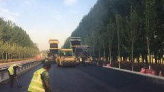 G206中修工程瀝青上面層首次攤鋪順利進行