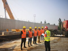 新寧項目部完成首片空心板架設(shè)