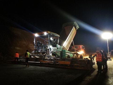 利用良好天氣，爭分奪秒搶進度