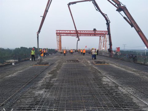 興隆莊特大橋第10聯(lián)右幅第1、2孔現(xiàn)澆箱梁順利完成澆筑