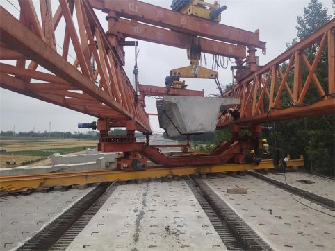  新寧高速K40+540直界水庫1號(hào)橋預(yù)制箱梁順利吊裝完成