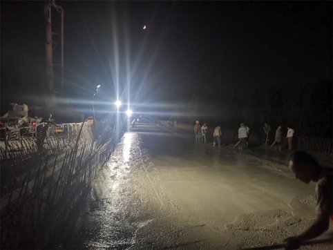 新寧項(xiàng)目直界水庫1號橋右幅橋面鋪裝澆筑完成