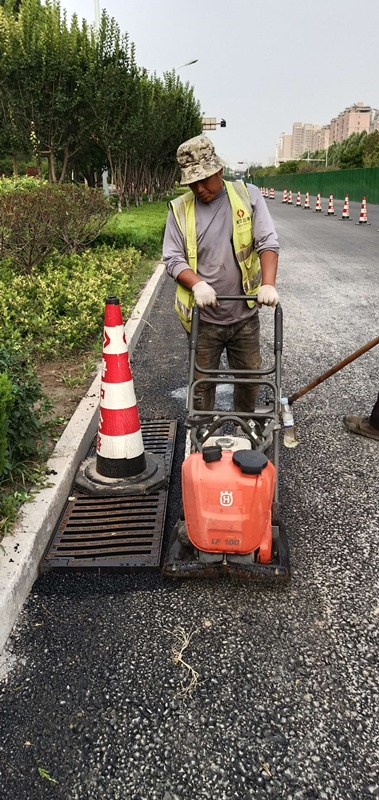雨水口邊部壓實(shí).jpg