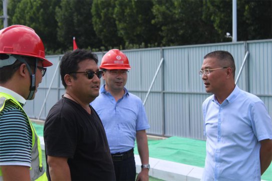 淄博市城建重點(diǎn)工程指揮部領(lǐng)導(dǎo)蒞臨魯中公路聯(lián)通路提升改造工地走訪慰問送清涼