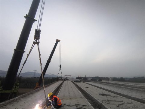 新寧項目預(yù)制箱梁全部吊裝完成