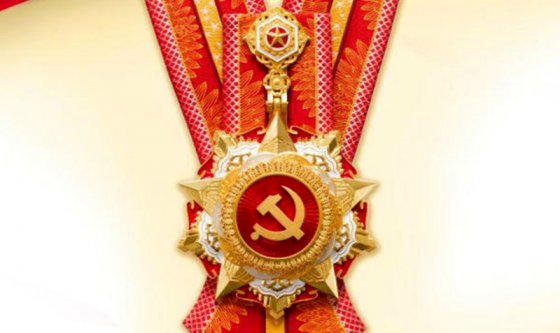 黨旗在一線飄揚，黨徽依然閃耀