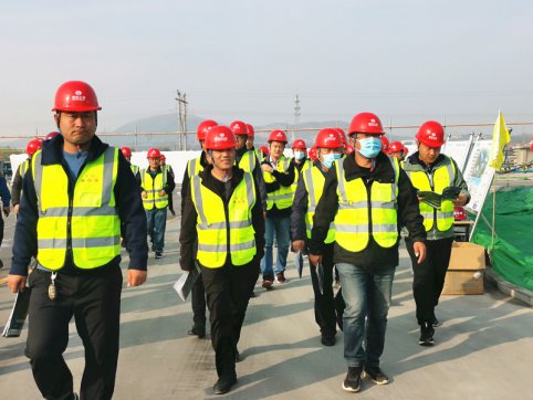 公司組織技術(shù)骨干到淄博市城市快速路施工現(xiàn)場(chǎng)對(duì)標(biāo)學(xué)習(xí)
