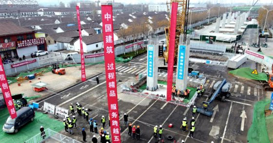 再提速！淄博市城市快速路網(wǎng)一期工程四標段寶山路項目首根預(yù)制立柱吊裝完成
