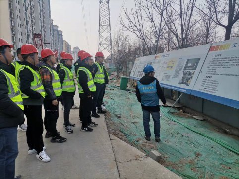 市政工程公司組織技術(shù)骨干到中潤(rùn)大道管廊施工現(xiàn)場(chǎng)觀摩學(xué)習(xí)