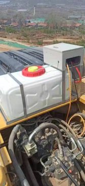 臨臨高速六標抑塵出新招——挖掘機裝上噴淋頭